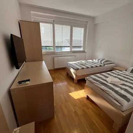 Kolarjeva International House 3*